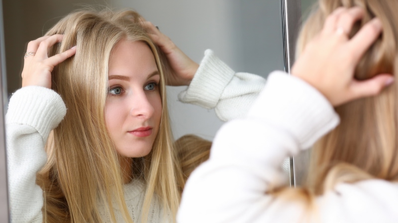 чешутся волосы