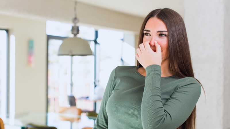 девушка ощущает неприятный запах