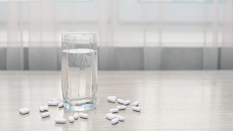 стакан воды и таблетки