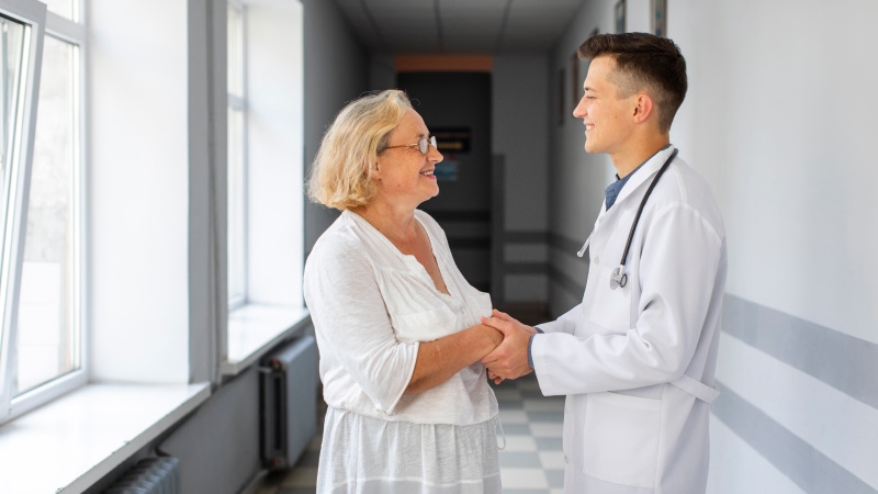 врач беседует с пациенткой