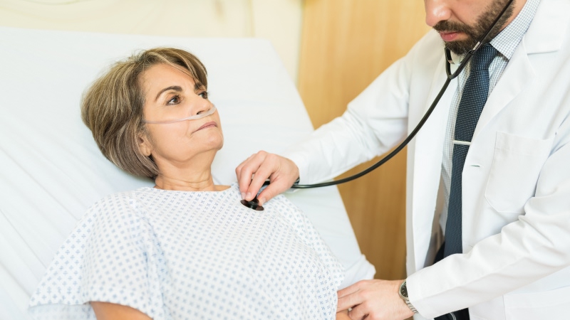 врач слушает пациента