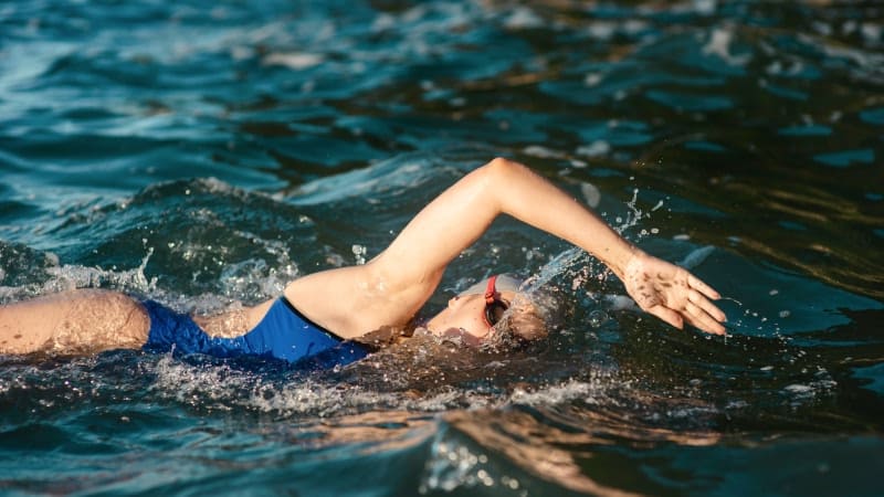 девушка плывет в бассейне