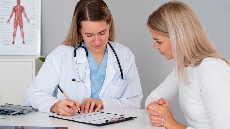 женщина на приеме у врача