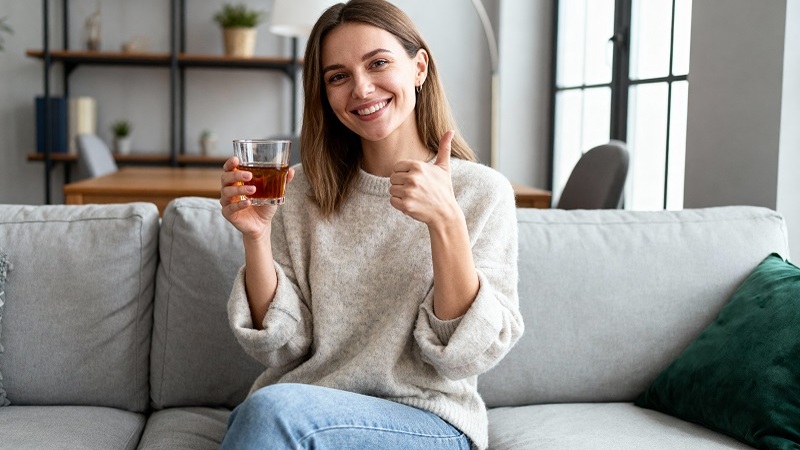 врач помогает лечить пациента