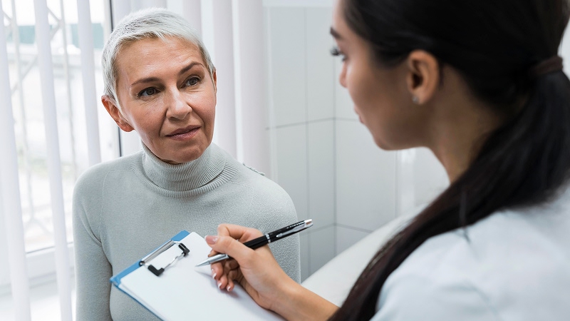 врач берет показания у пациента